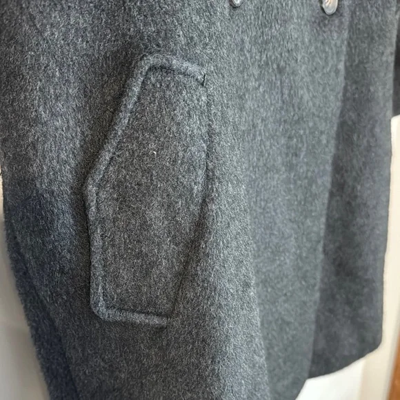 Elegant Black Pea Coat with Classic Collar and Tailored Fit - Picture 5 of 9